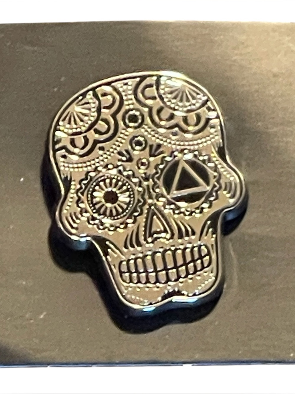 “Friends Of Bill” Sobriety AA Brushed Metal Sugar Skull Label Pin - NEW